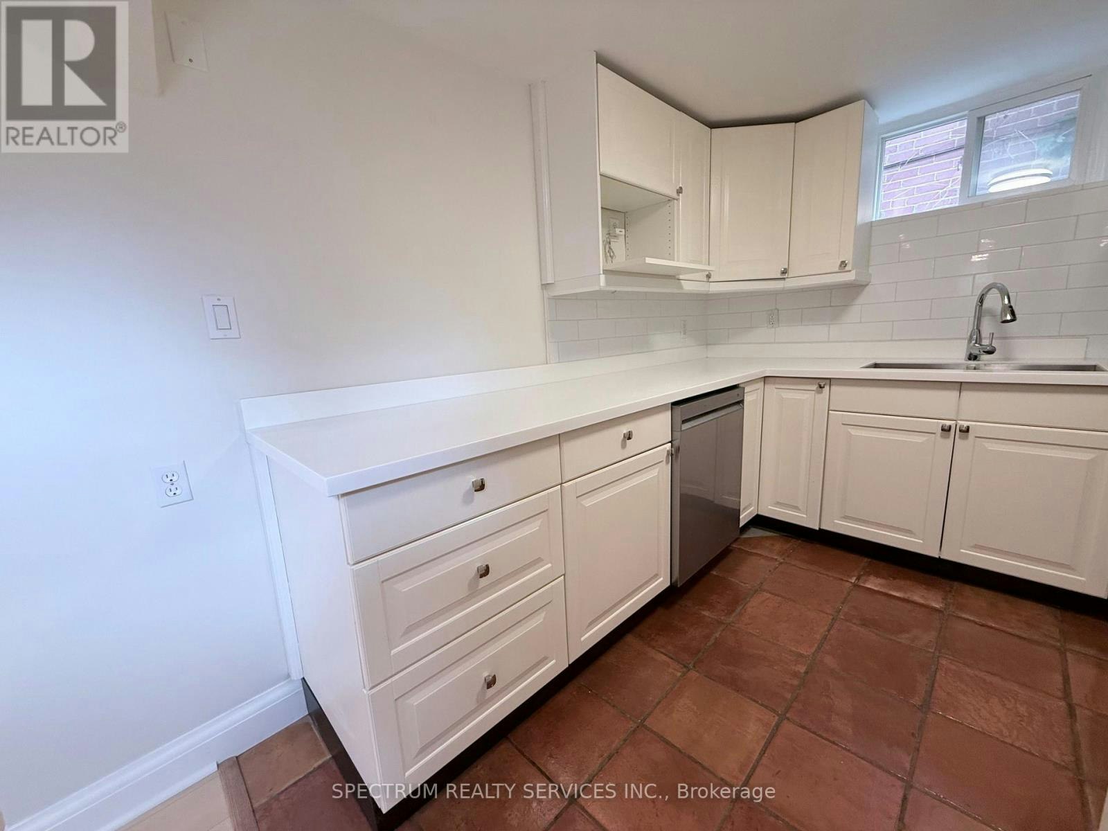 LOWER-172 Queenslea Avenue, Toronto, ON, M9N 2L3 - 4