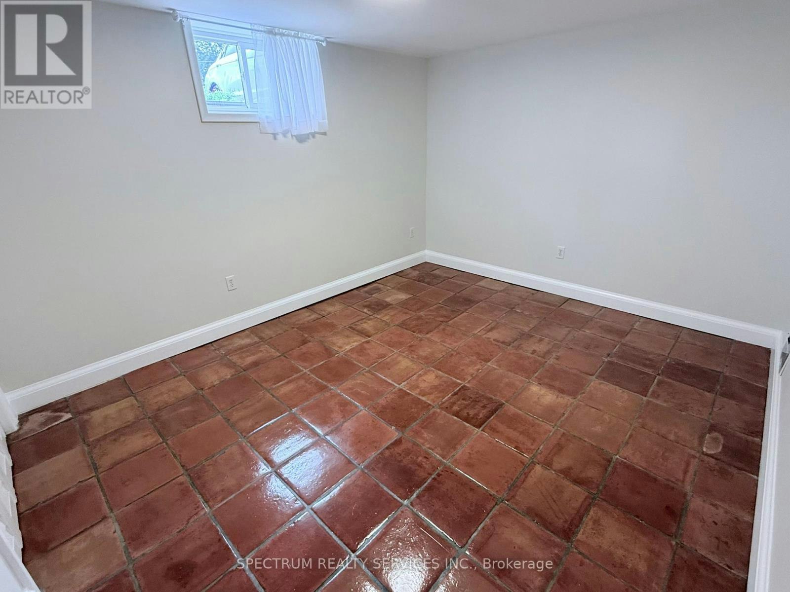 LOWER-172 Queenslea Avenue, Toronto, ON, M9N 2L3 - 11