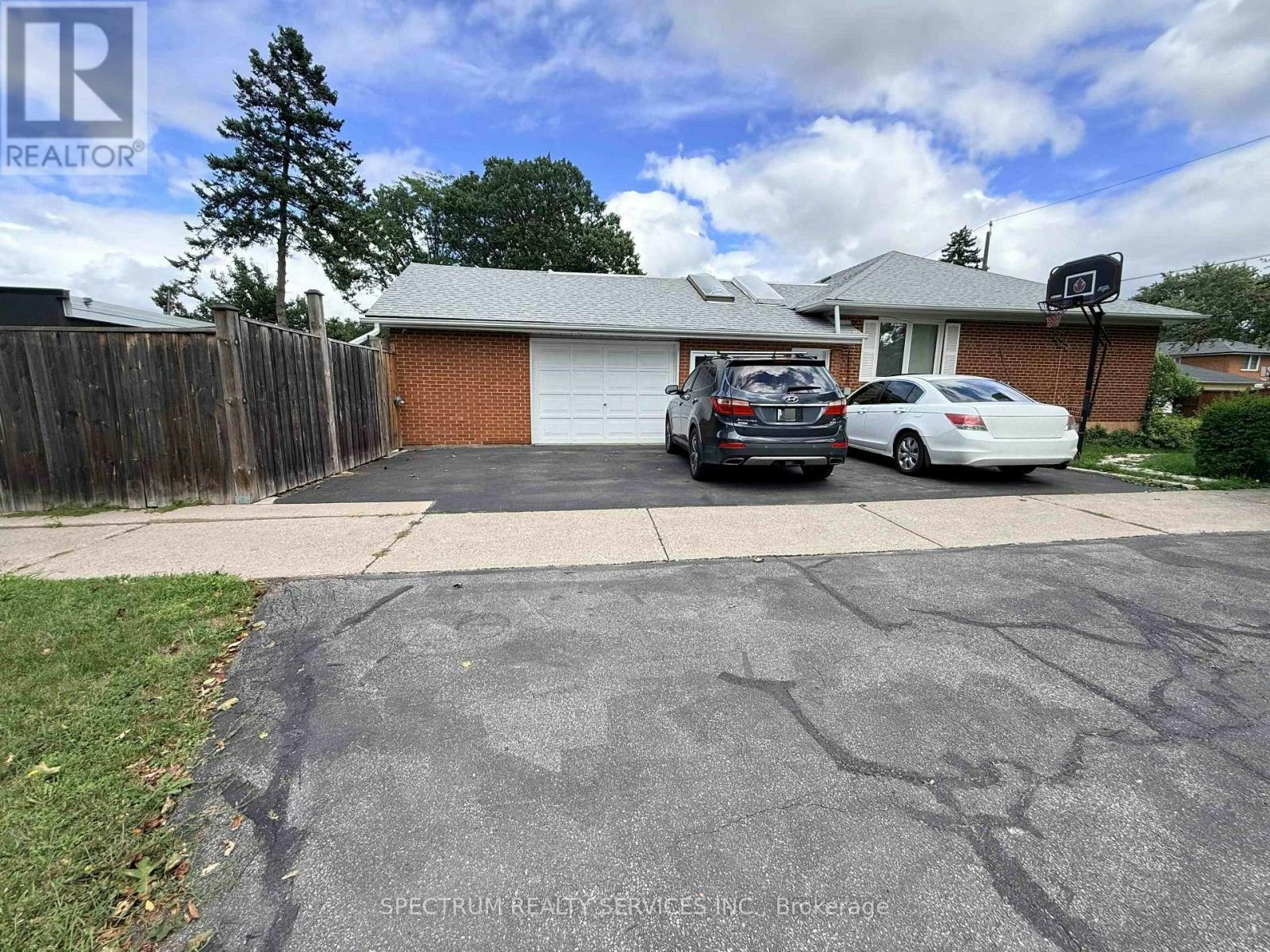 LOWER-172 Queenslea Avenue, Toronto, ON, M9N 2L3 - 22