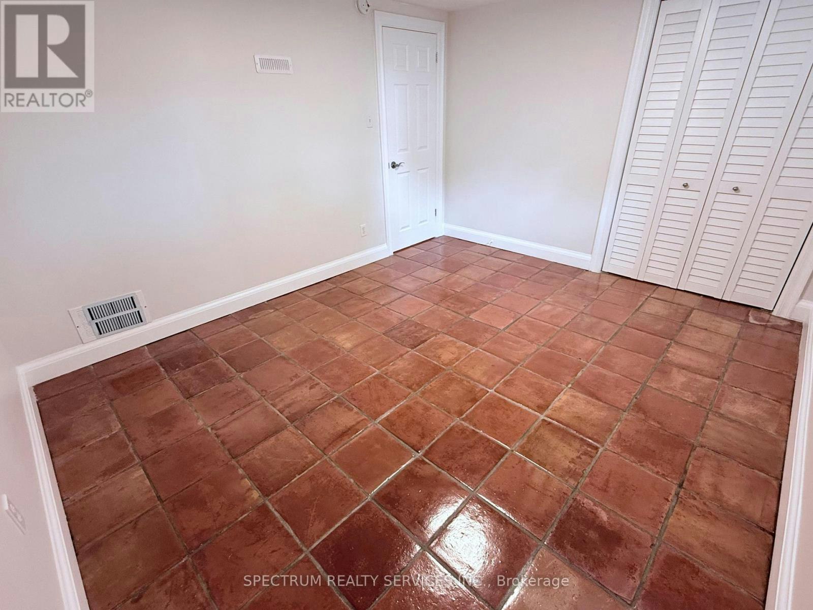 LOWER-172 Queenslea Avenue, Toronto, ON, M9N 2L3 - 12