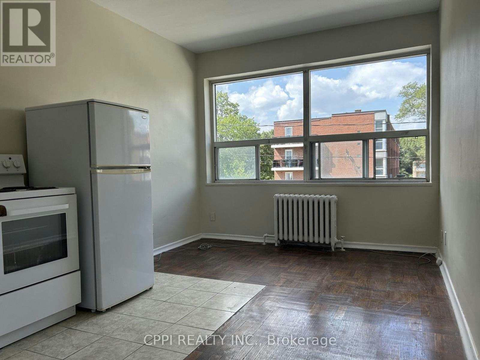 210-3 Hill Heights Road, Toronto, ON, M8Y 1Z1