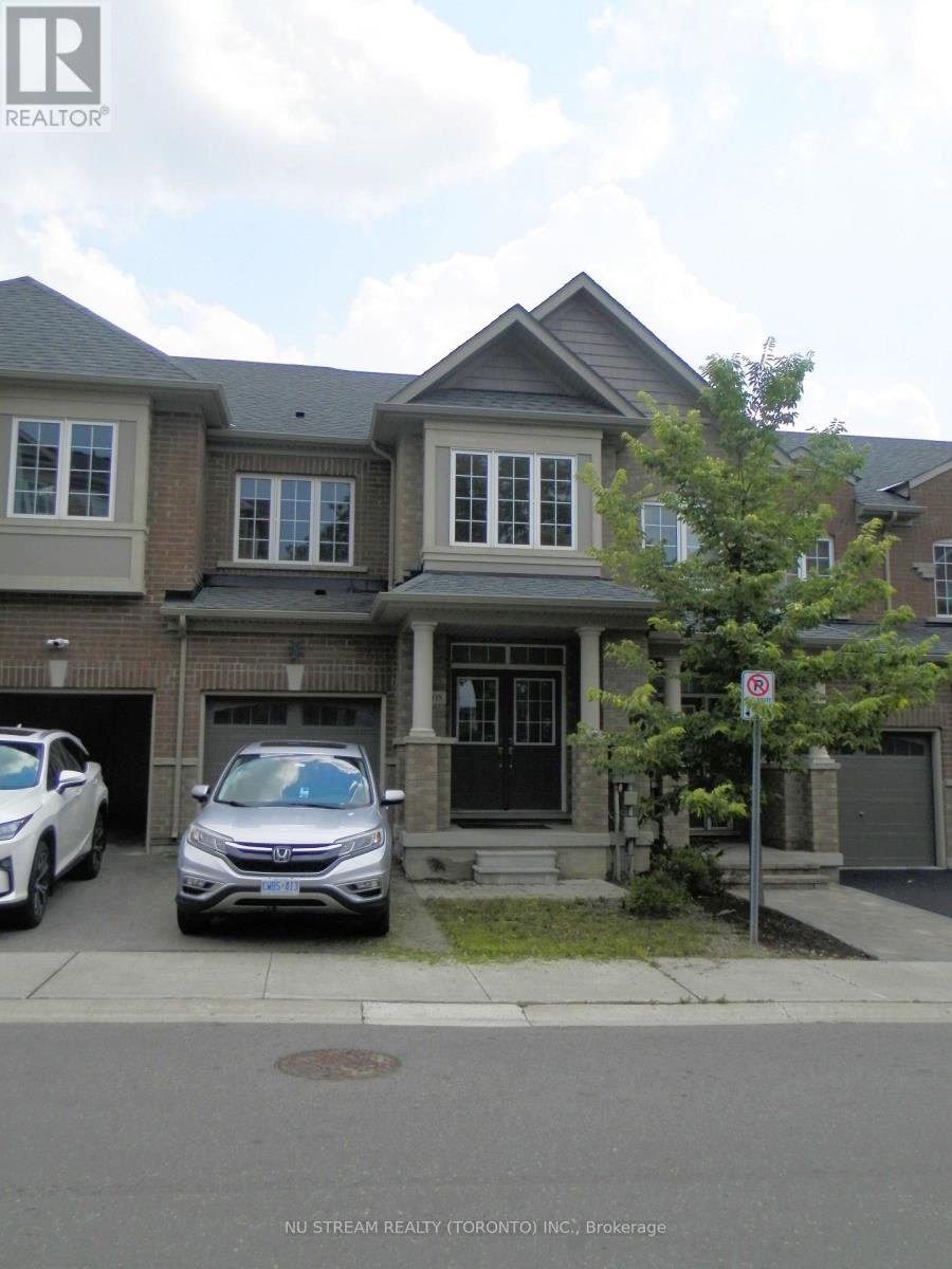 208 Harding Park Street, Newmarket, ON, L3Y 0E3