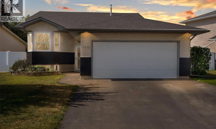 1355 Maple Leaf Crescent N