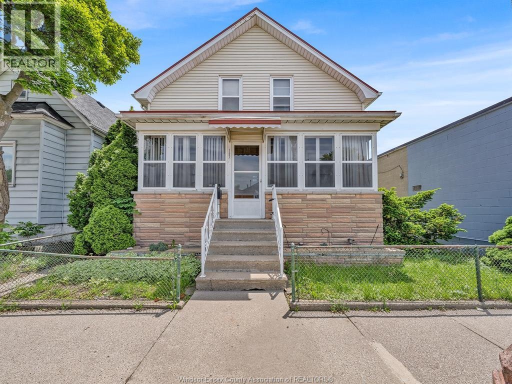 1221 Erie, Windsor, ON, N9A 3Z6