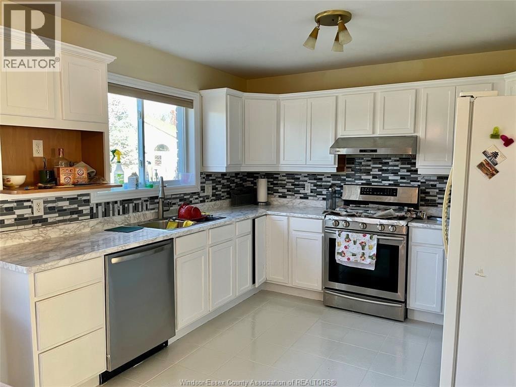 729 Donjon Court, Windsor, ON, N9G 2W3 - 2