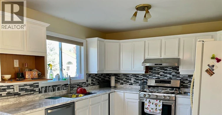 729 Donjon Court, Windsor, ON, N9G 2W3 - 2