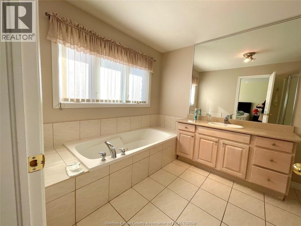 729 Donjon Court, Windsor, ON, N9G 2W3 - 11