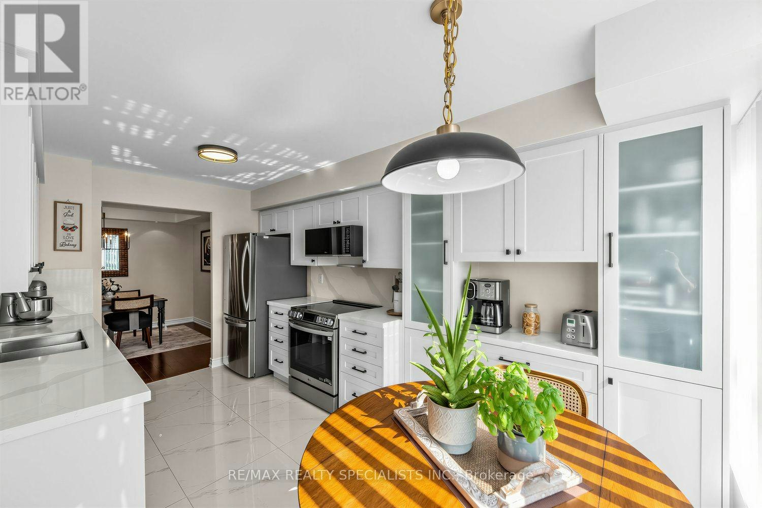 1005-2585 Erin Centre Boulevard, Mississauga, ON, L5M 6Z7