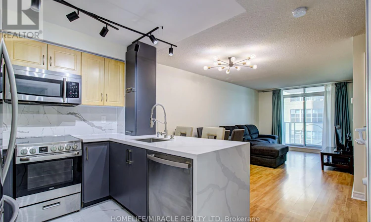 705-212 Eglinton Avenue