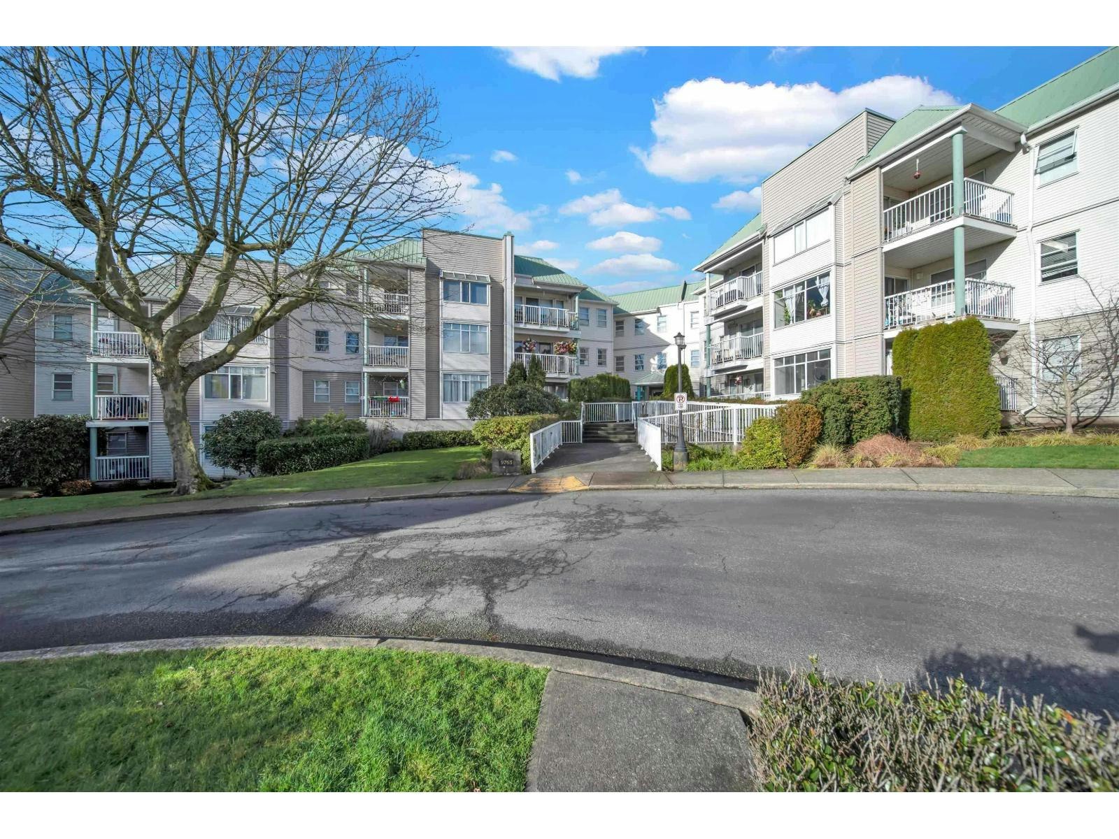 102-9765 140 Street, Surrey, BC, V3T 5S5