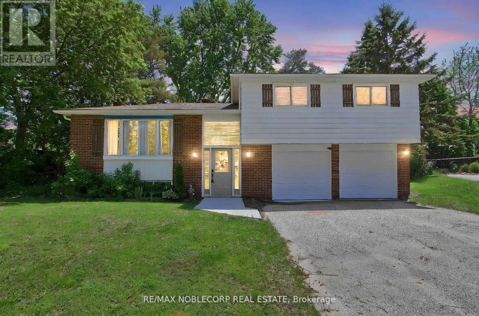 17 Larkdale Crescent, Essa, ON, L0M 1B0 - 2