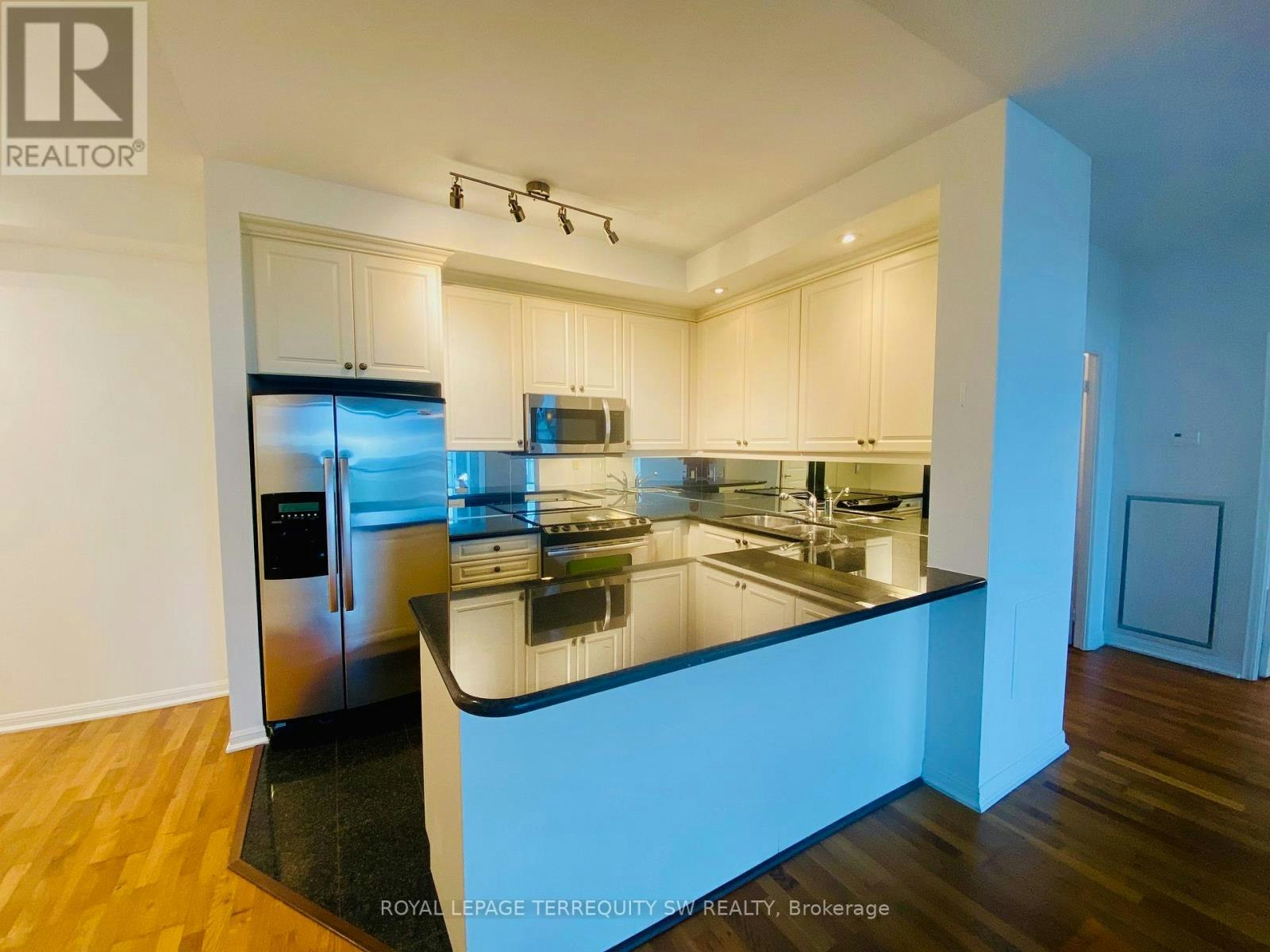 912-628 Fleet Street, Toronto, ON, M5V 1A8 - 2