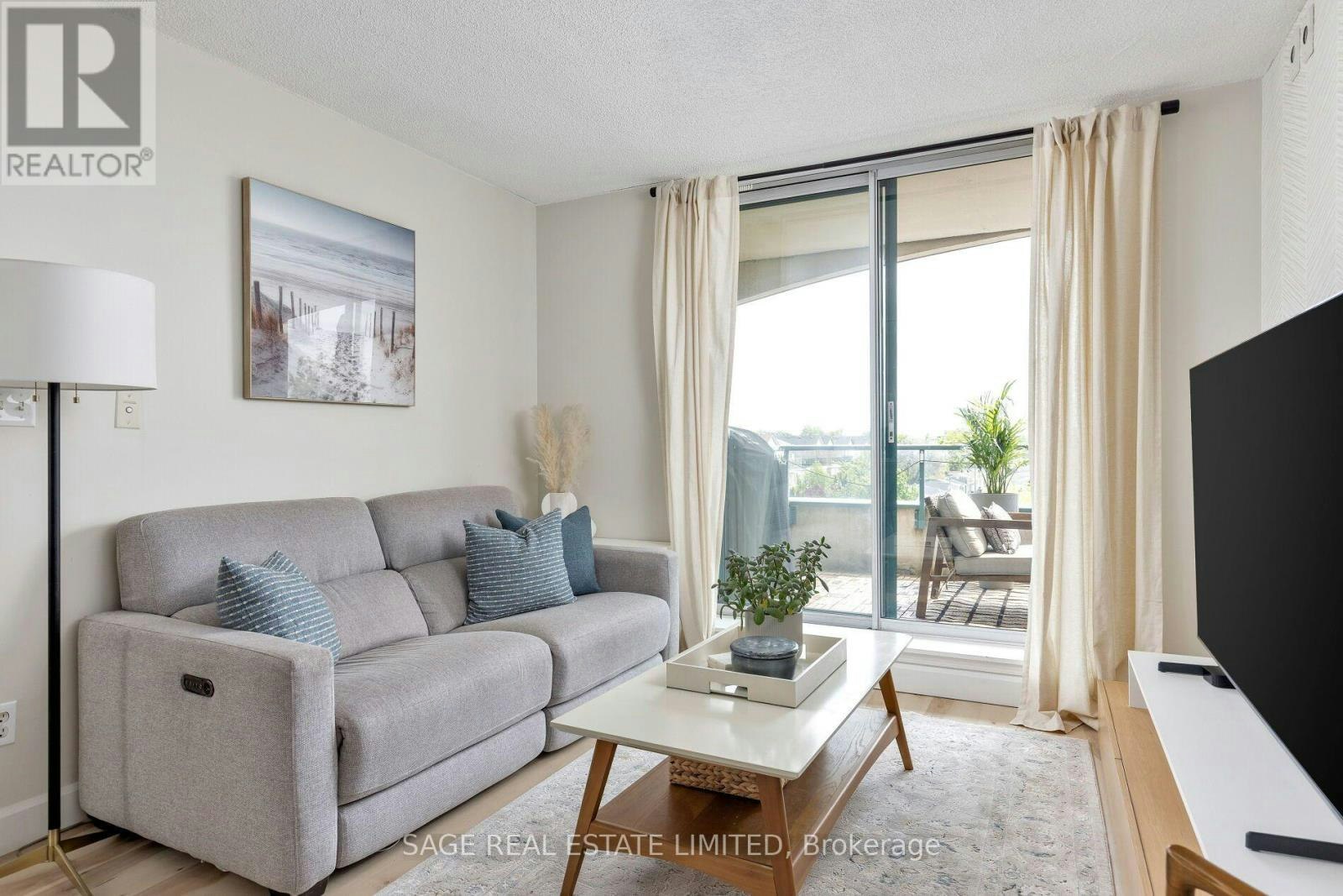 401-1765 Queen Street E, Toronto, ON, M4L 3Z2