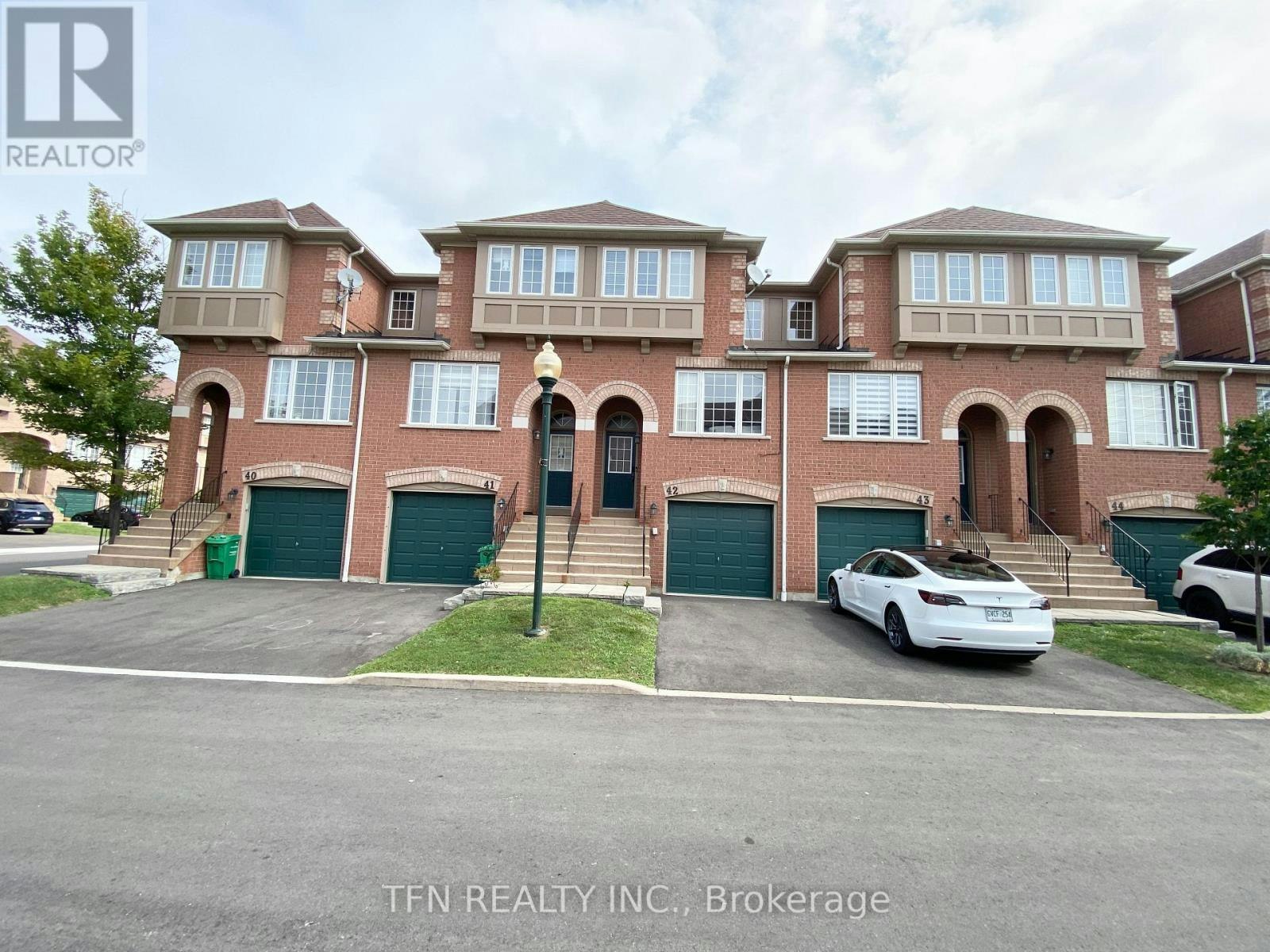 42-3020 Cedarglen Gate, Mississauga, ON, L5C 4S7
