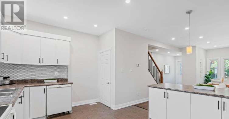 UPPER-23 Somerset Avenue, Hamilton, ON, L8L 2L4 - 9