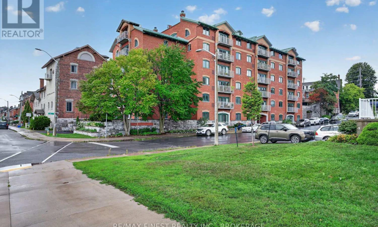 302-2 Bay Street