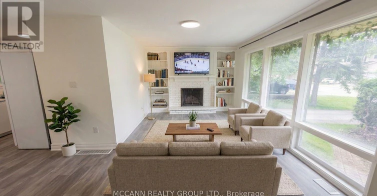 A-562 Mulock Court, Newmarket, ON, L3Y 5H2 - 5