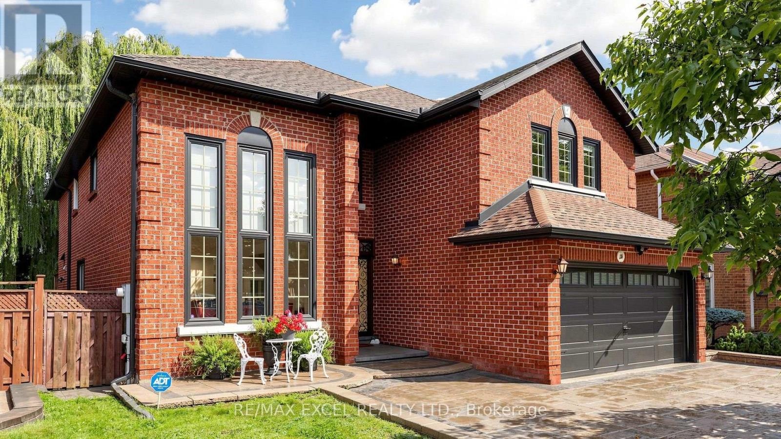 2B Trinity Crescent, Richmond Hill, ON, L4B 2S4