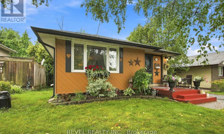 562 Capilano Crescent