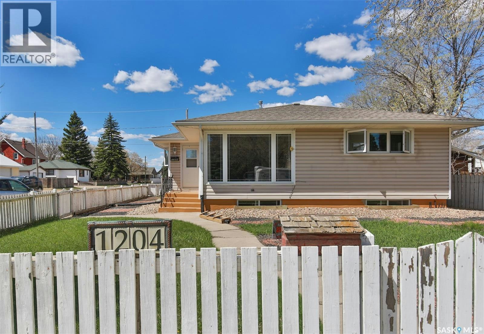 1204 3rd Avenue NW, Moose Jaw, SK, S6H 3V3