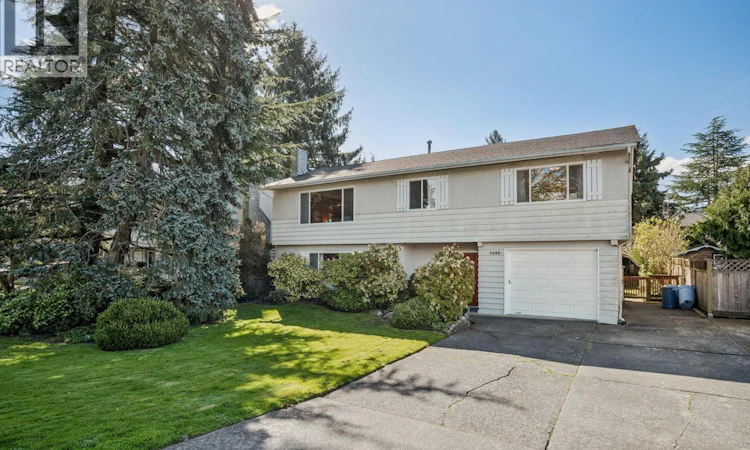 5392 Maple Crescent