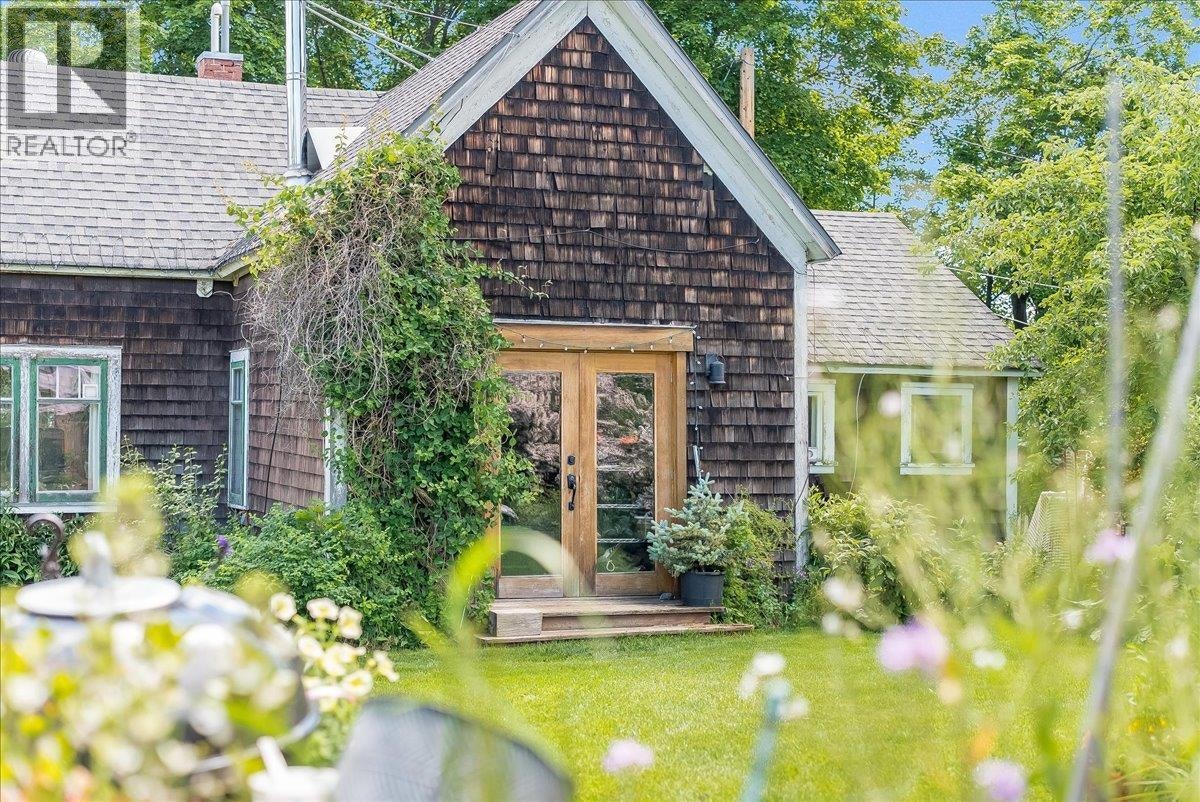 2433 First Avenue, Rossland, BC, V0G 1Y0