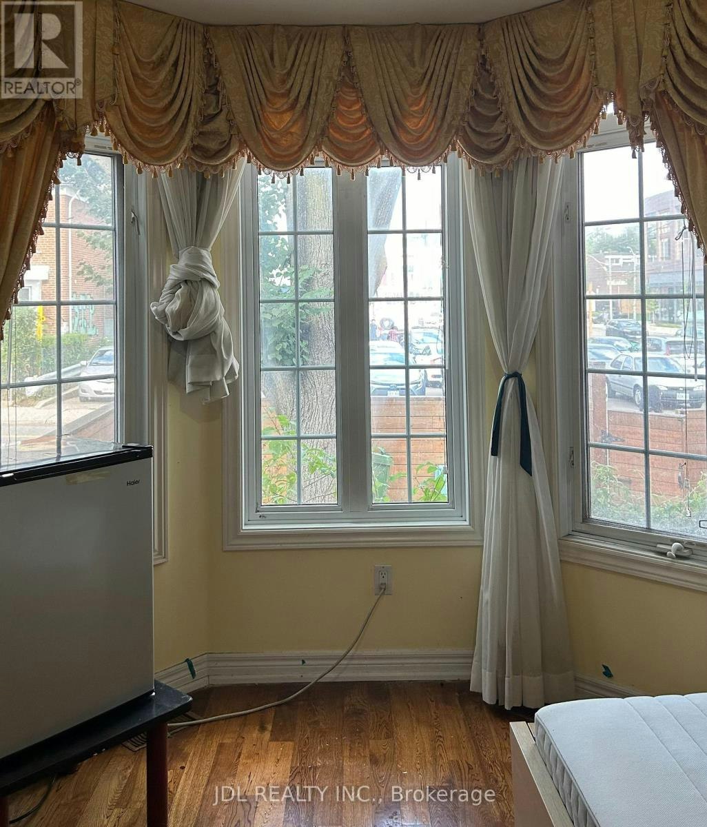 128 Denison Ave Avenue, Toronto, ON, M5T 2N3 - 2