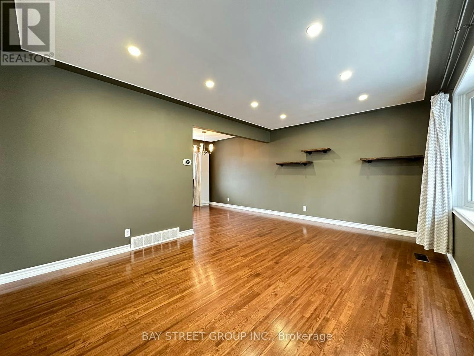49 Howland Drive, Kitchener, ON, N2E 1G4 - 2