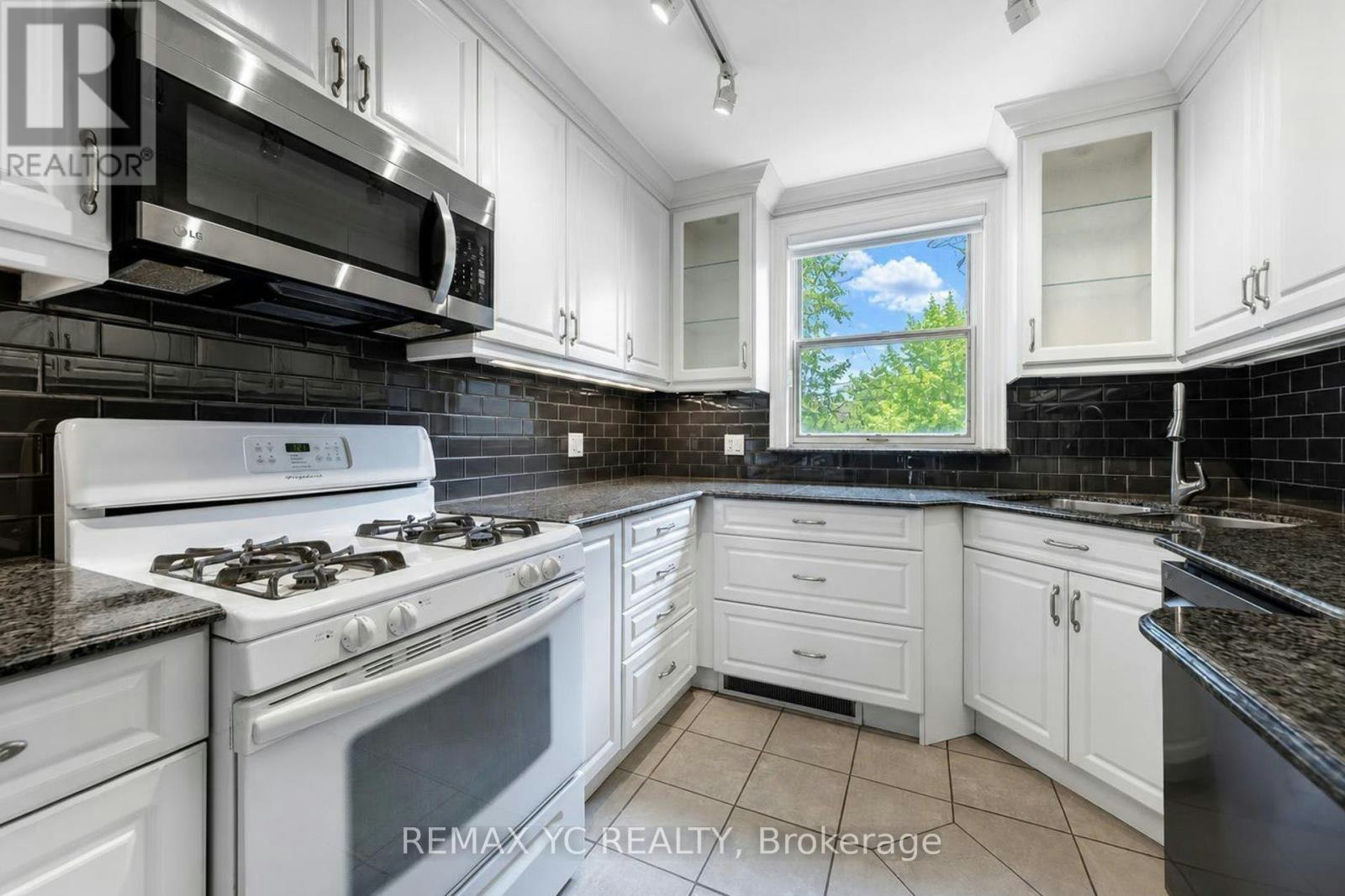 425 Broadway Avenue, Toronto, ON, M4G 2R3 - 8