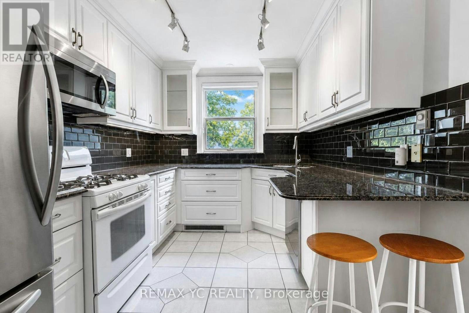 425 Broadway Avenue, Toronto, ON, M4G 2R3 - 7