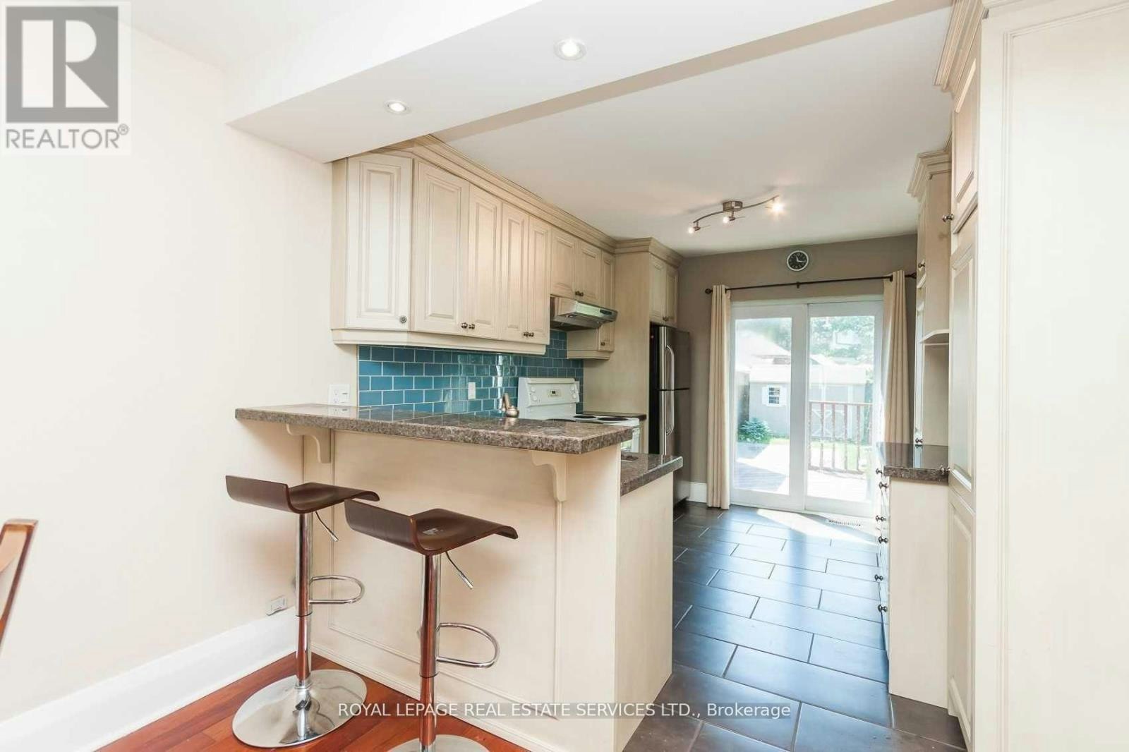 21 Belgravia Avenue, Toronto, ON, M6E 2M4 - 11