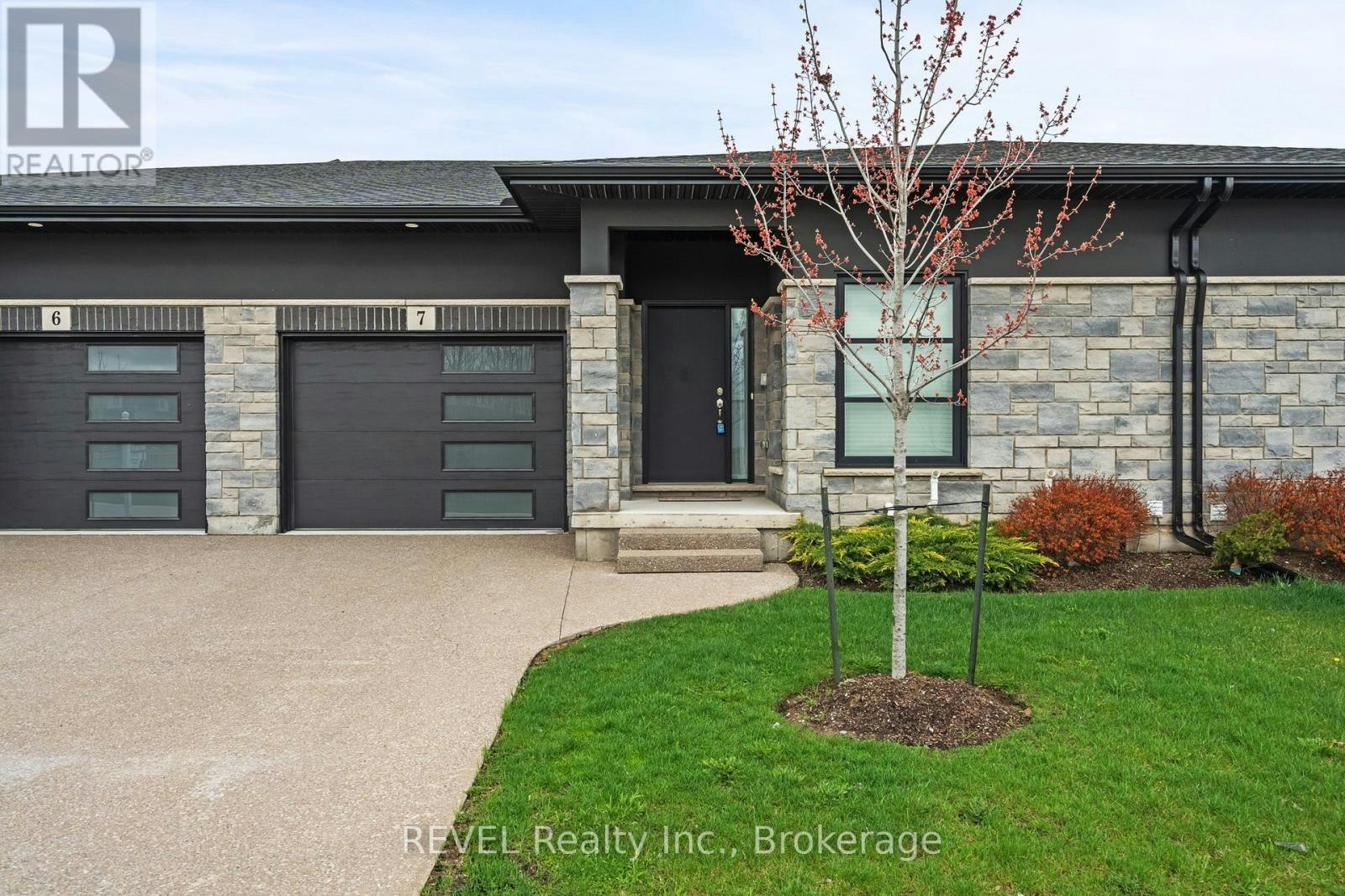 7-7138 Parsa St Niagara Falls Street, Niagara Falls, ON, L2H 3W1