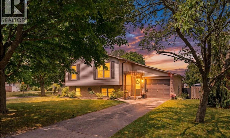 72 Crestlynn Crescent