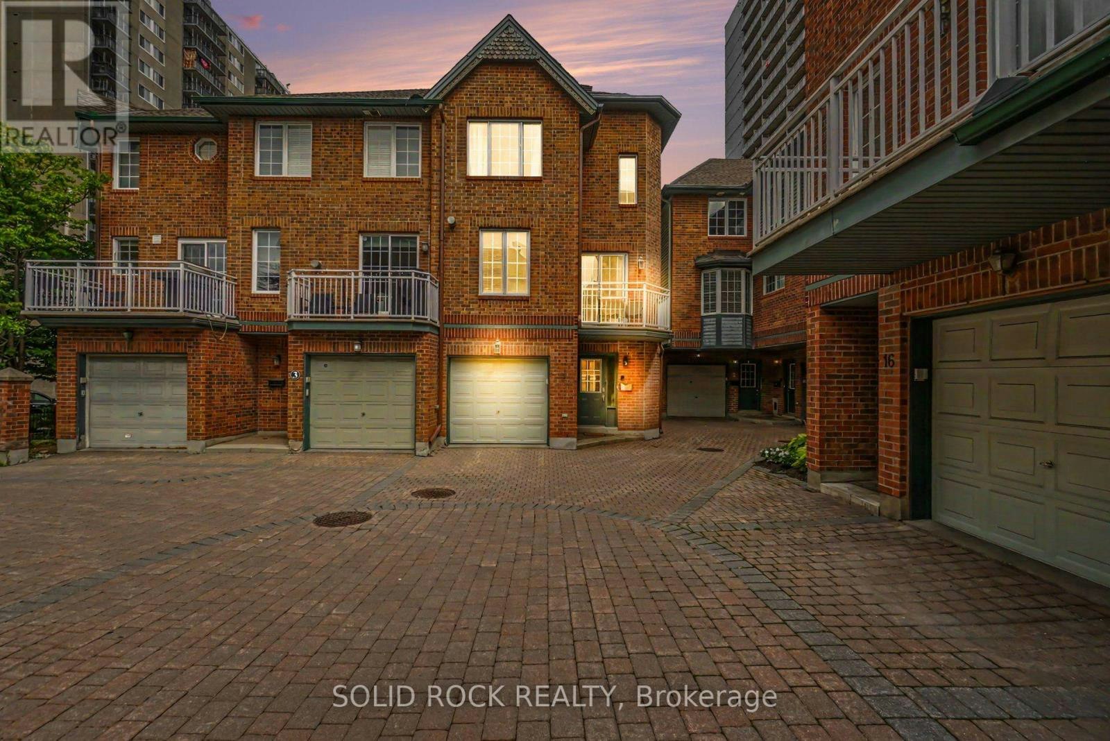 5 Beckington Private, Ottawa, ON, K2P 2N5
