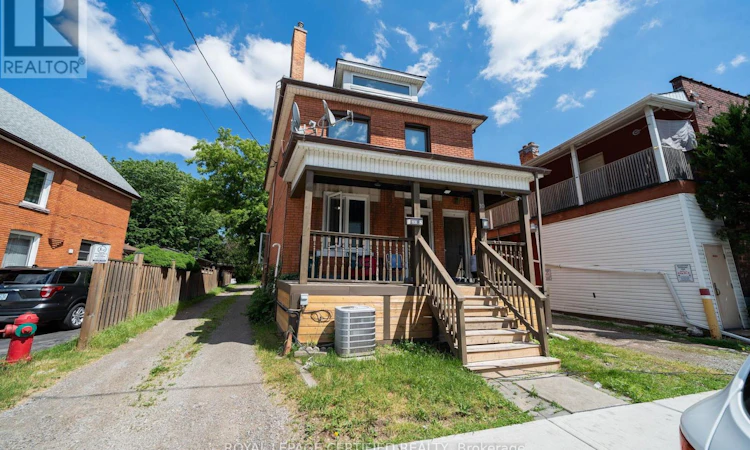 10 Fairleigh Avenue N