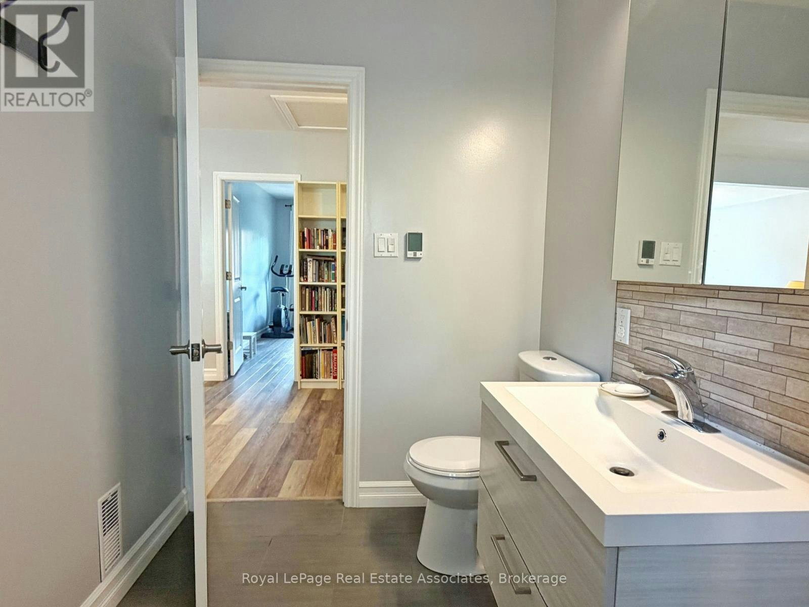 UPPER-157 Glenmore Road, Toronto, ON, M4L 3M2 - 12