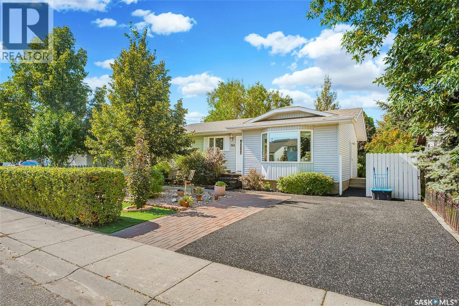 742 Klassen Bay, Martensville, SK, S0K 2T2
