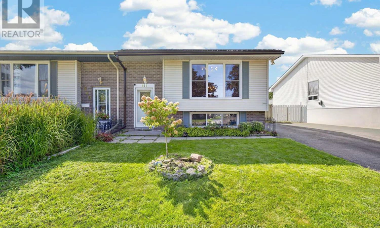 811 Cunningham Crescent