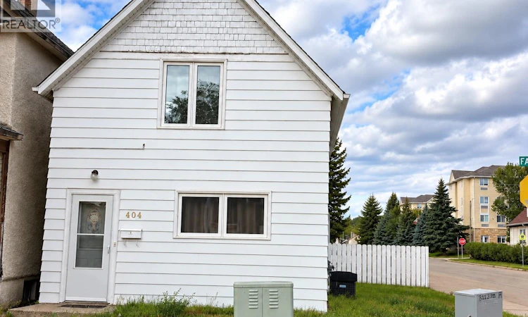 404 Fairford Street W