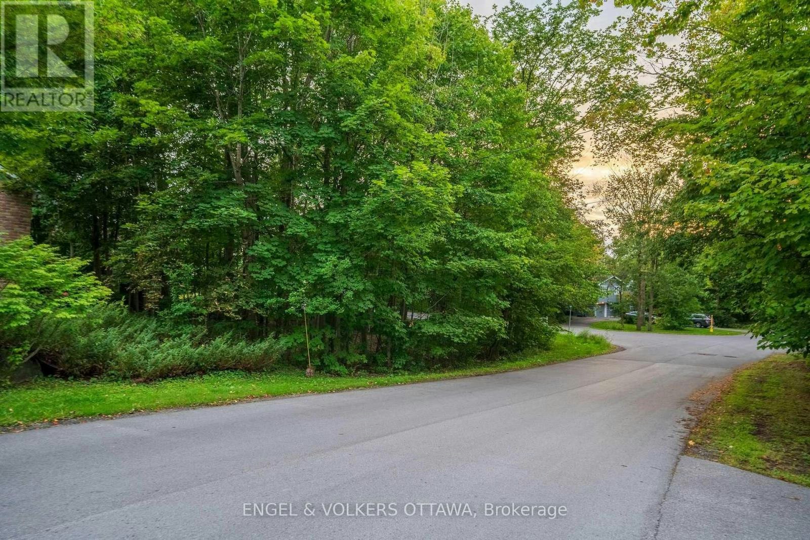 8 Davidson Drive, Ottawa, ON, K1J 7J9