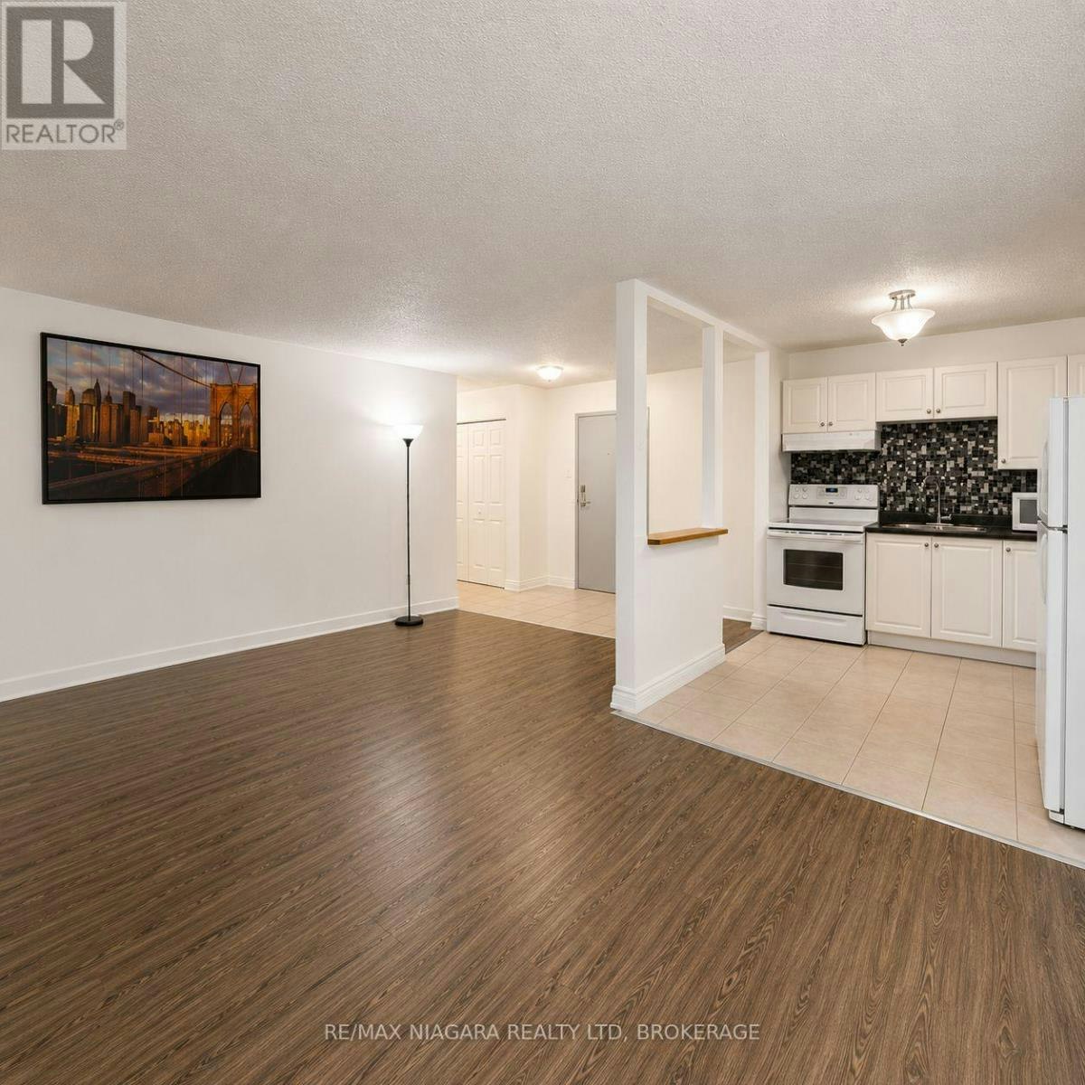 201-242 Oakdale Avenue, St. Catharines, ON, L2P 3K5 - 7
