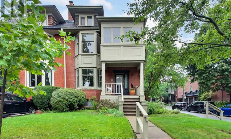 98 Woodlawn Avenue W
