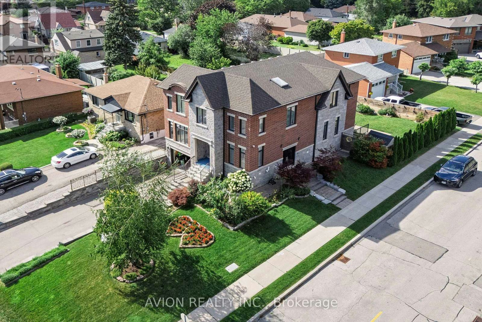 220 Falstaff Avenue, Toronto, ON, M6L 2E9
