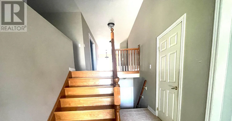 19 Chapel Hill Crescent, Welland, ON, L3C 6P9 - 2