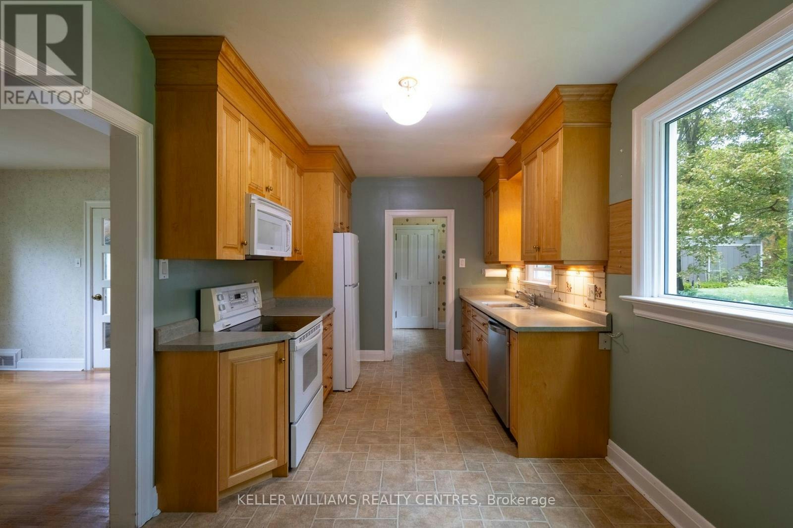 34 Cousins Drive, Aurora, ON, L4G 1B4 - 8