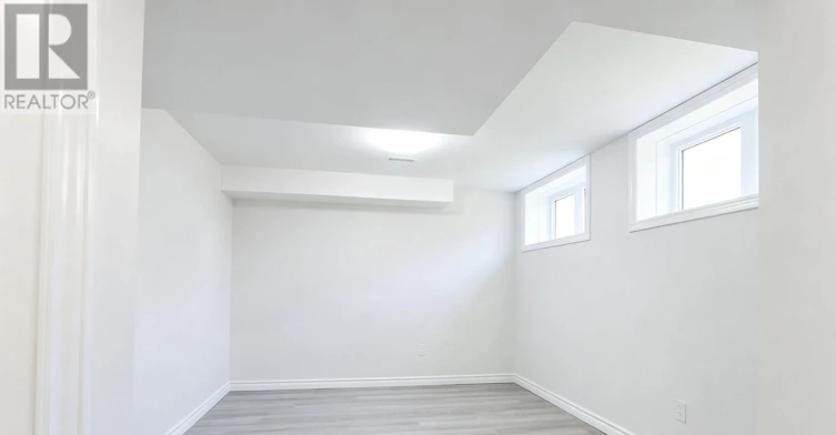 21 Kenneth Ross Bend, East Gwillimbury, ON, L9N 0T7 - 11