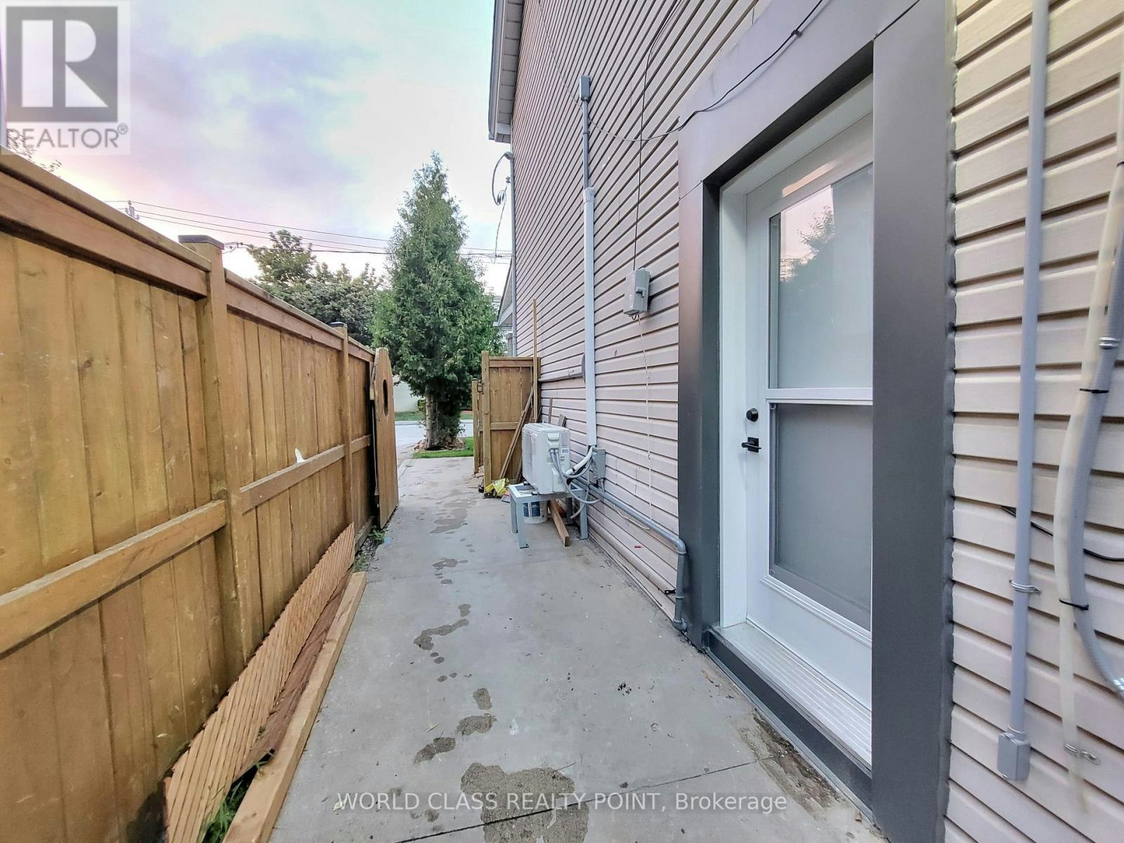 MAIN-49 Vine Avenue, Toronto, ON, M6P 1V6 - 4