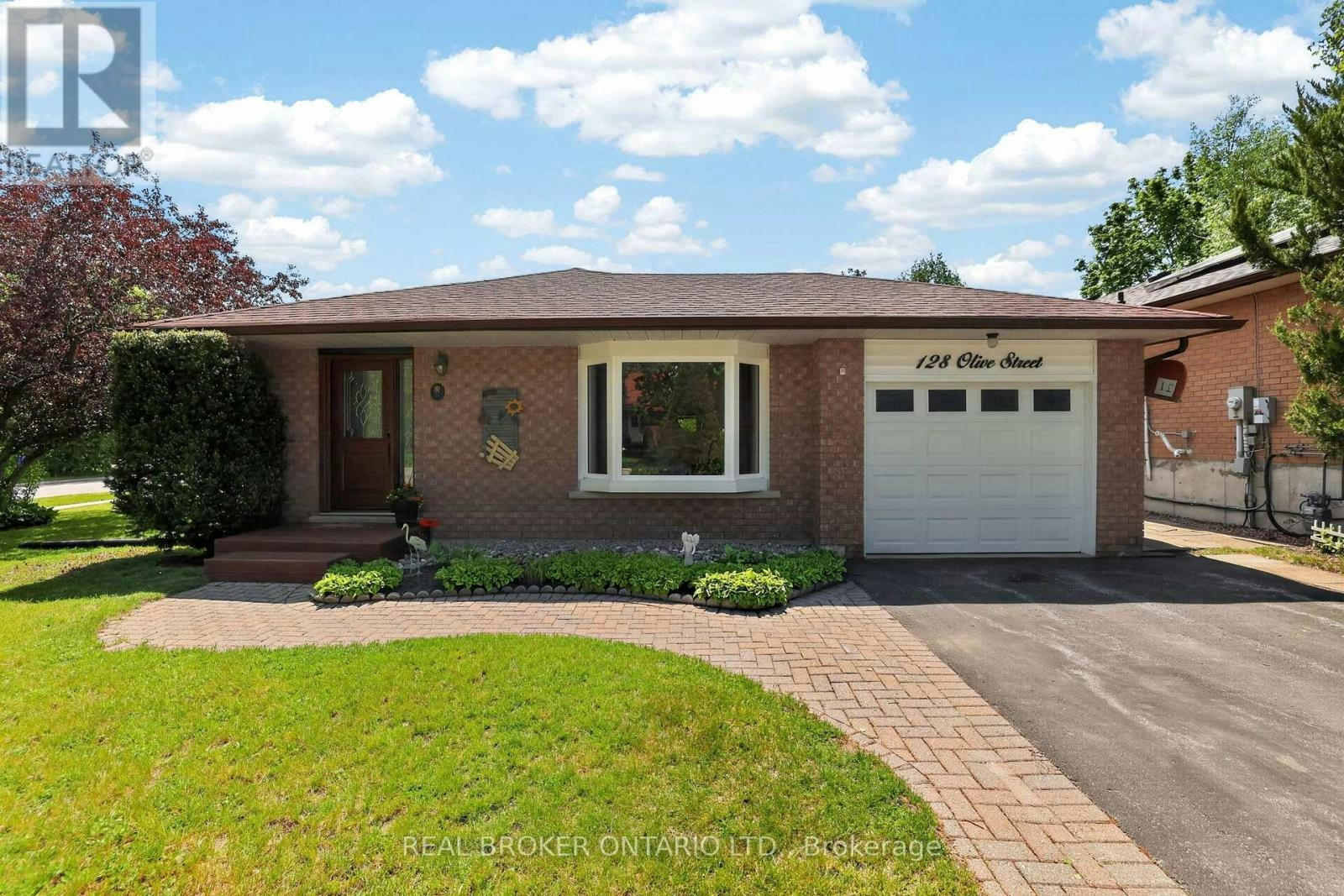 128 Olive Street, East Gwillimbury, ON, L9N 1M2