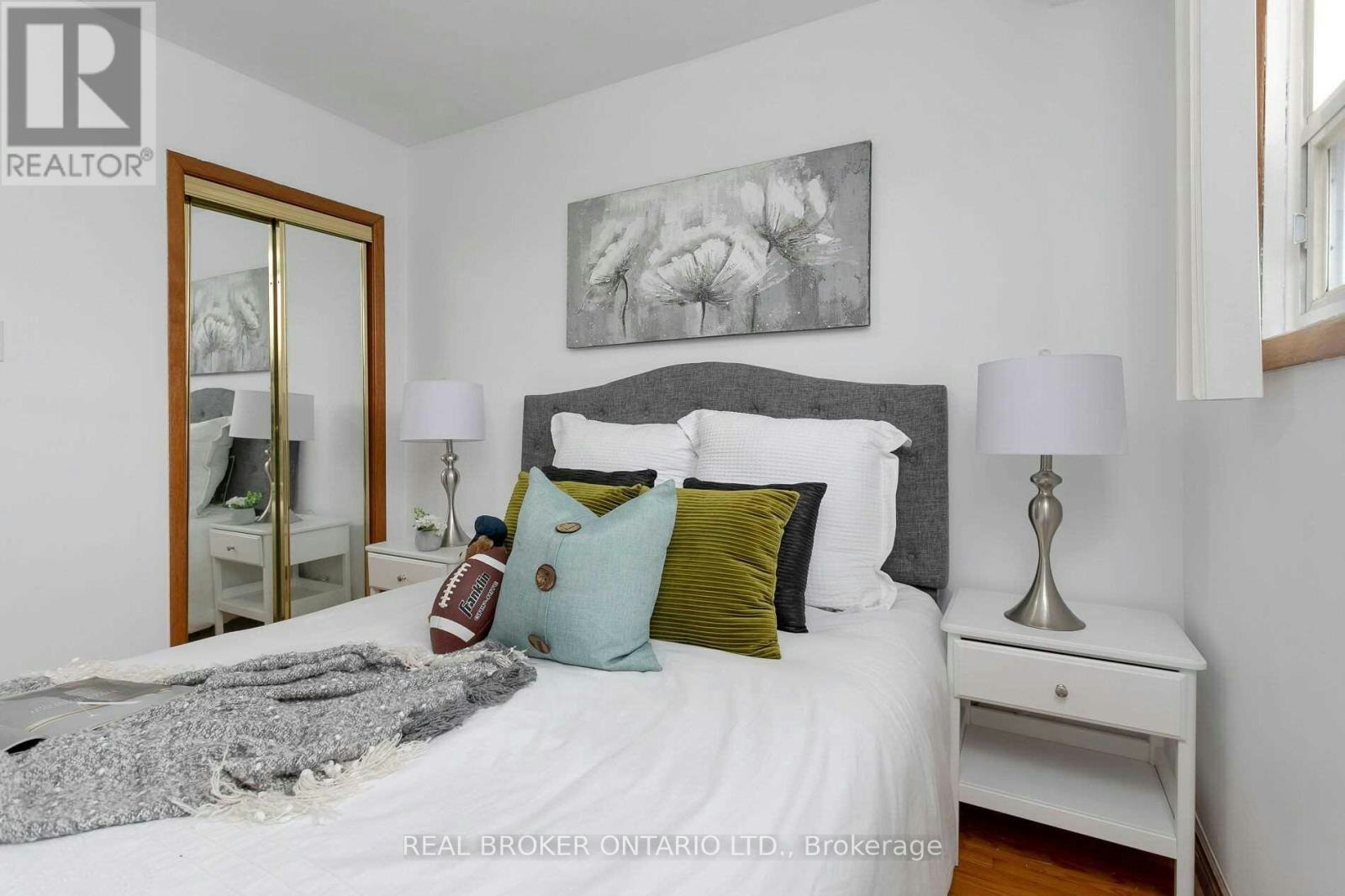 UPPER-57 Lanark Avenue, Toronto, ON, M6C 2B5 - 6