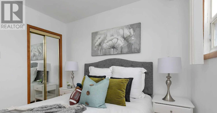 UPPER-57 Lanark Avenue, Toronto, ON, M6C 2B5 - 6